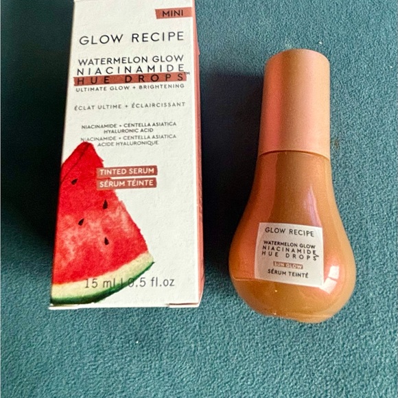 Glow Recipe
Watermelon Glow Niacinamide Hue Drops Sun Glow Serum mini 15 ml - Picture 3 of 3